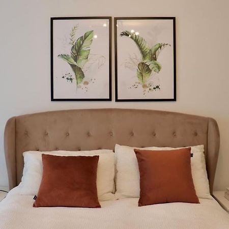 A Stylish Two Bedroom Modern Apartment With Parking Barking  Luaran gambar