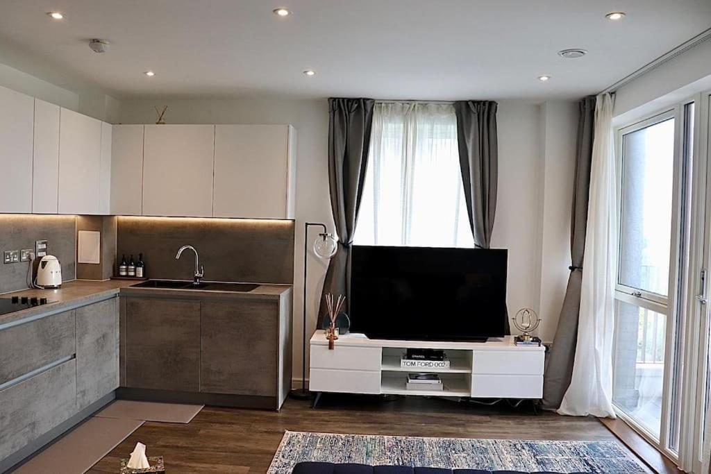 A Stylish Two Bedroom Modern Apartment With Parking Barking  Luaran gambar