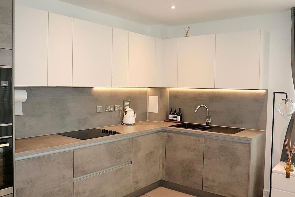 A Stylish Two Bedroom Modern Apartment With Parking Barking  Luaran gambar