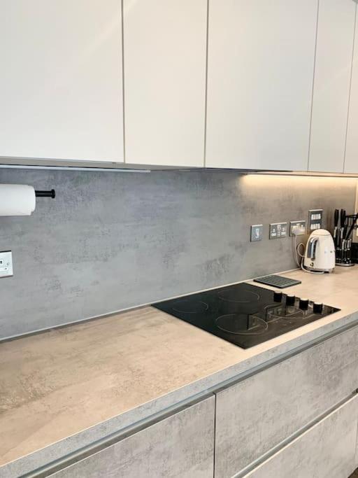 A Stylish Two Bedroom Modern Apartment With Parking Barking  Luaran gambar