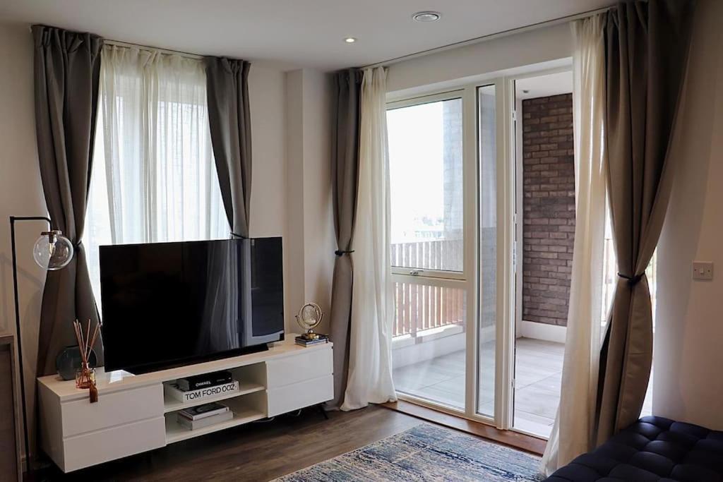 A Stylish Two Bedroom Modern Apartment With Parking Barking  Luaran gambar