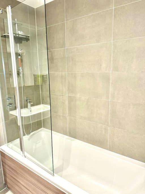 A Stylish Two Bedroom Modern Apartment With Parking Barking  Luaran gambar