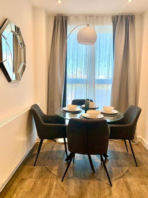 A Stylish Two Bedroom Modern Apartment With Parking Barking  Luaran gambar