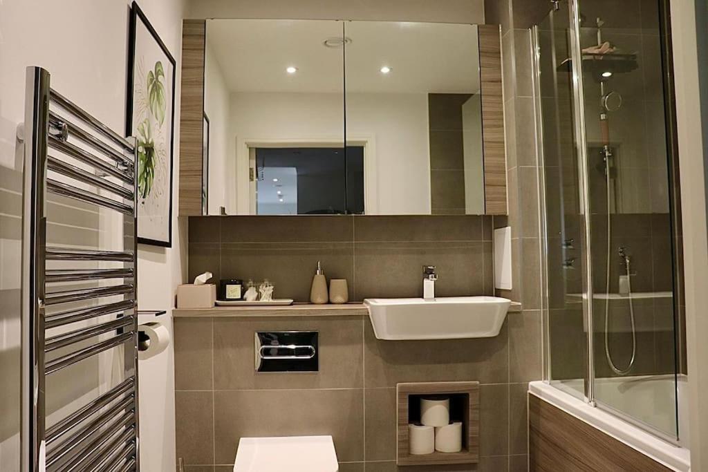 A Stylish Two Bedroom Modern Apartment With Parking Barking  Luaran gambar